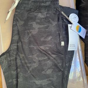 Vuori performance joggers NWT MEDIUM